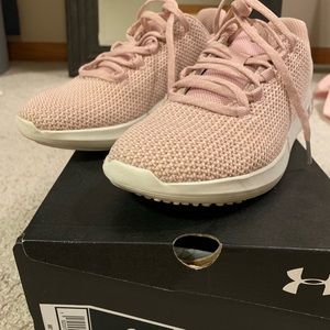 Under armour pink rose gym shoe 👟